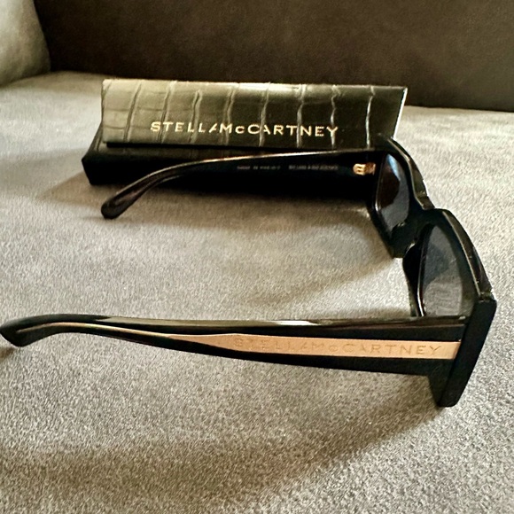 Stella McCartney Sunglasses. Black & gold. Brand new. NO scratches.Case included - Picture 6 of 11